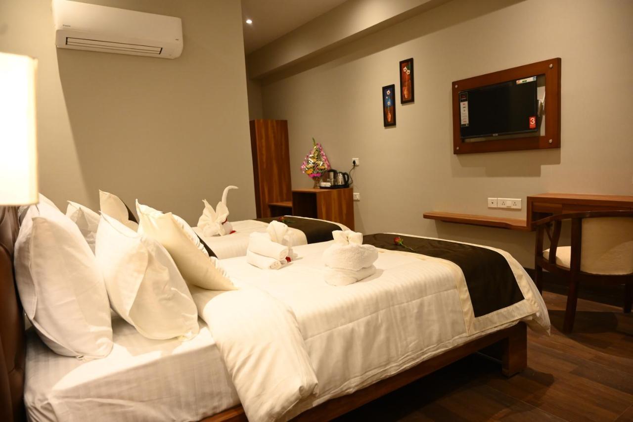 Neel Clarks Inn Express Agra  Exterior photo