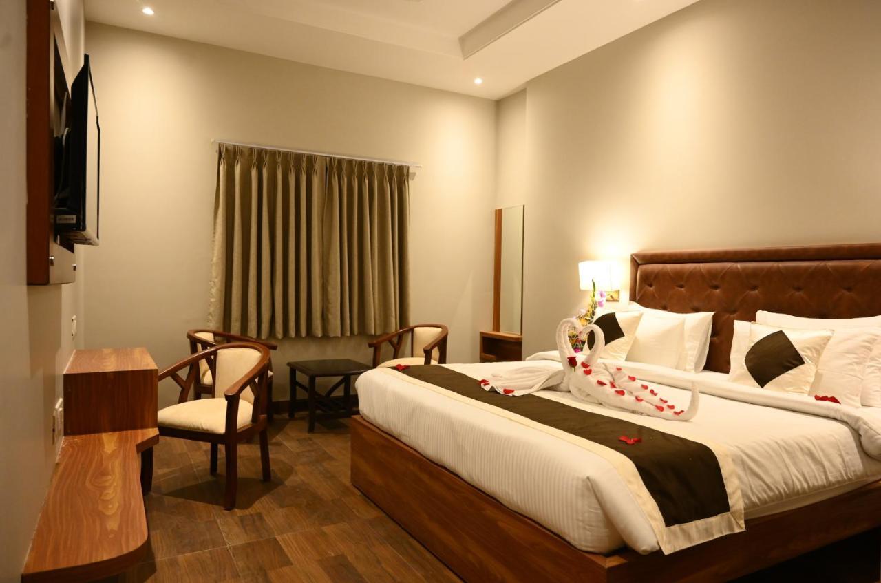 Neel Clarks Inn Express Agra  Exterior photo