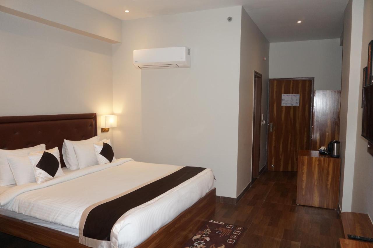 Neel Clarks Inn Express Agra  Exterior photo