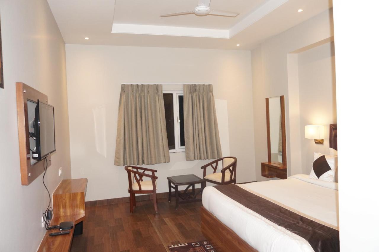Neel Clarks Inn Express Agra  Exterior photo