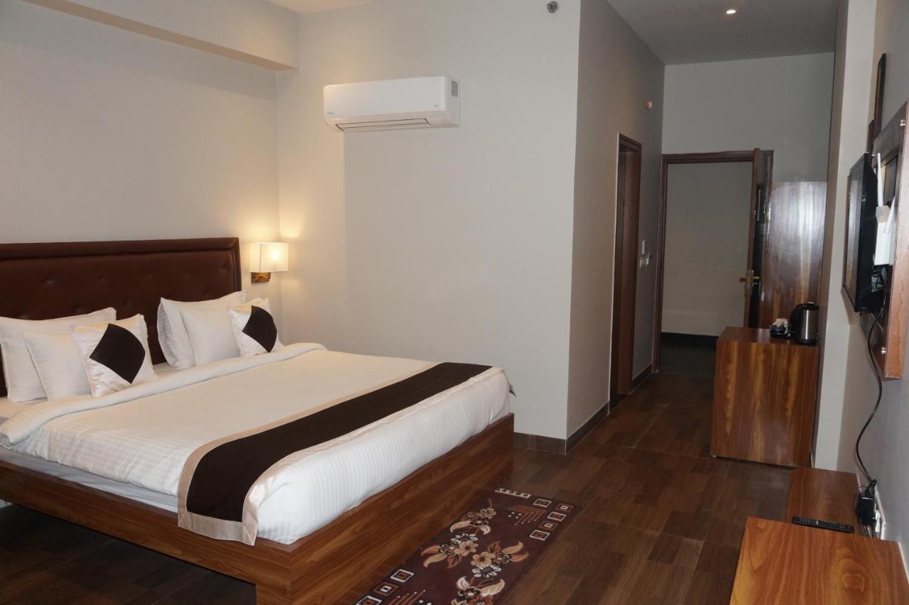 Neel Clarks Inn Express Agra  Exterior photo